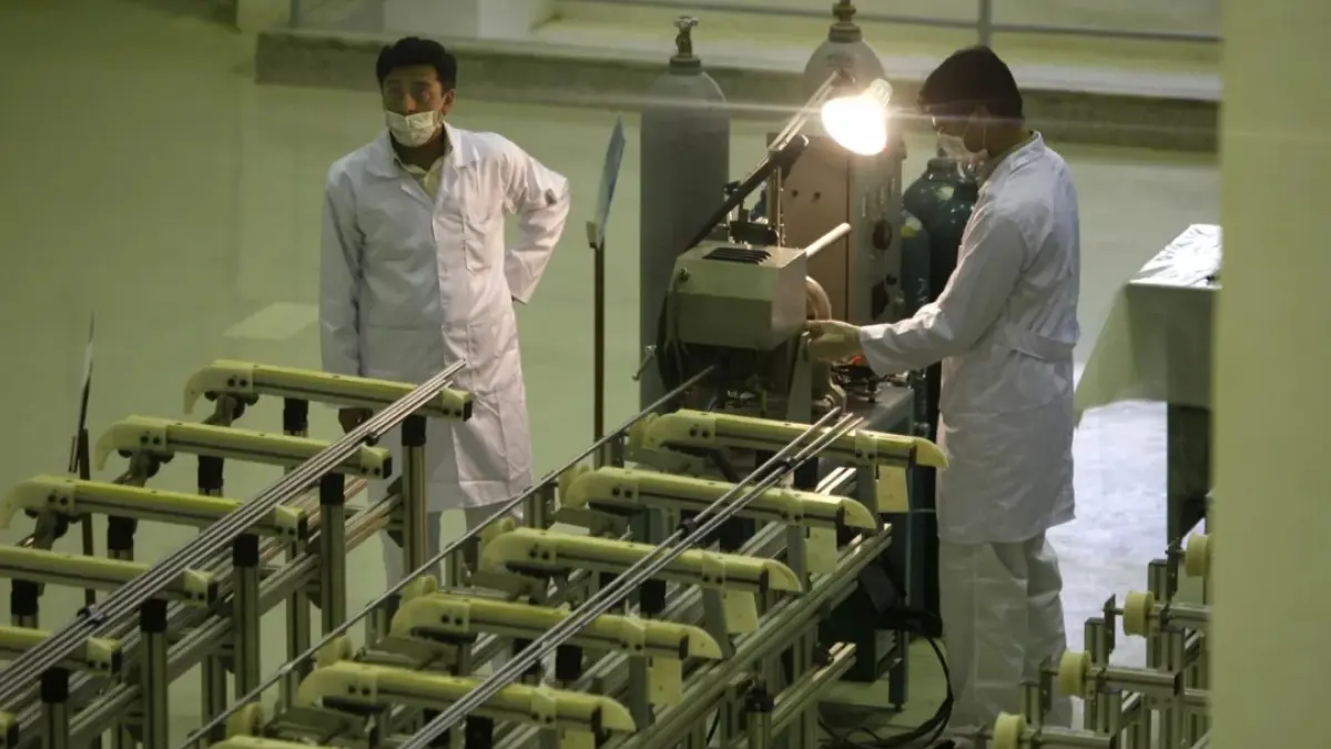 Teknisi Iran sedang bekerja di Planned Heavy Water Nuclear Reactor yang ada di kota Isfahan. (Sputnik). 