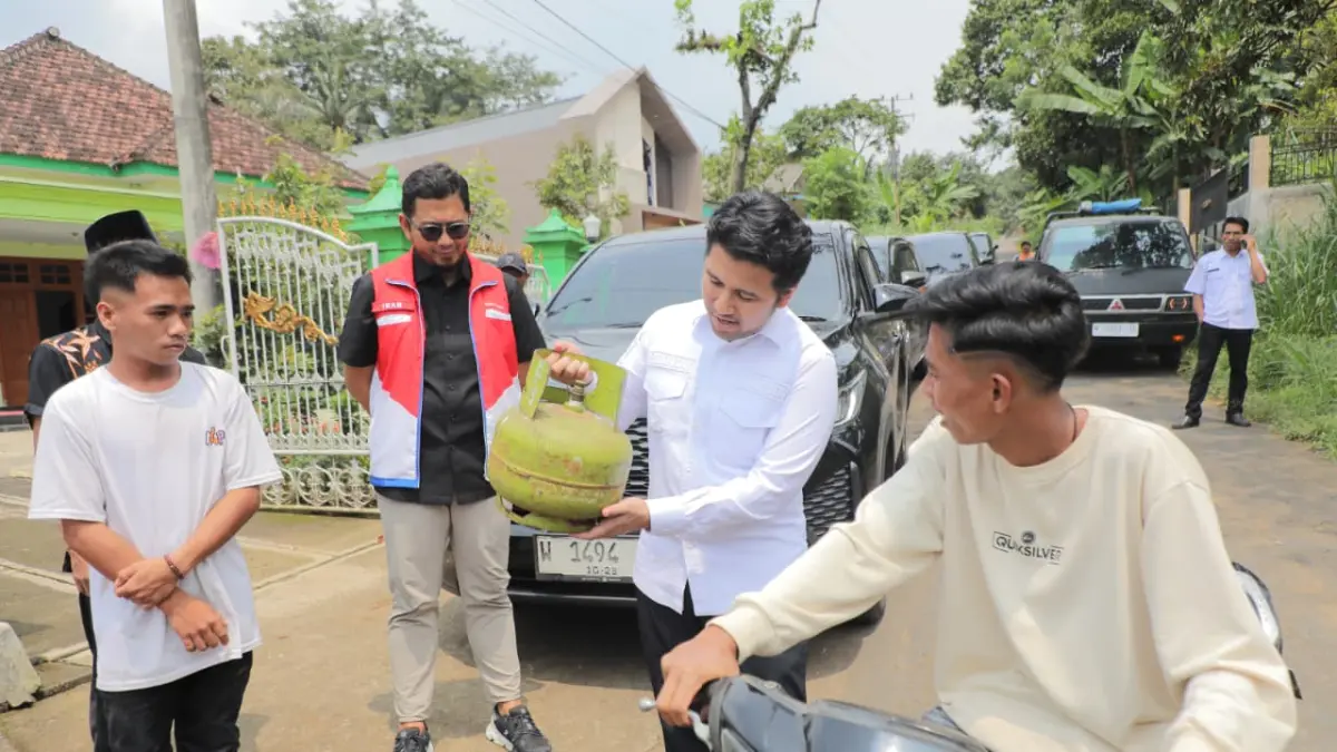 TURUN LANGSUNG: Wagub Jatim, Emil Elestianto Dardak, memastikan ikut mengawasi distribusi elpiji 3 kg di Pasuruan. (IST/RADAR SURABAYA)