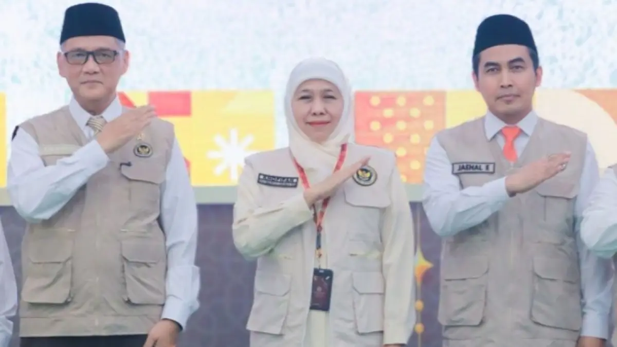 Gubernur Jatim Khofifah Indar Parawansa (tengah) saat dilantik sebagai Koordinator Petugas Penyelenggara Ibadah Haji (PPIH) Embarkasi Surabaya 1447 Hijriah/2026 oleh Menteri Haji dan Umrah RI Mochamad Irfan Yusuf di Surabaya, Jumat (17/4/). (Biro Adpim Pemprov Jatim) 