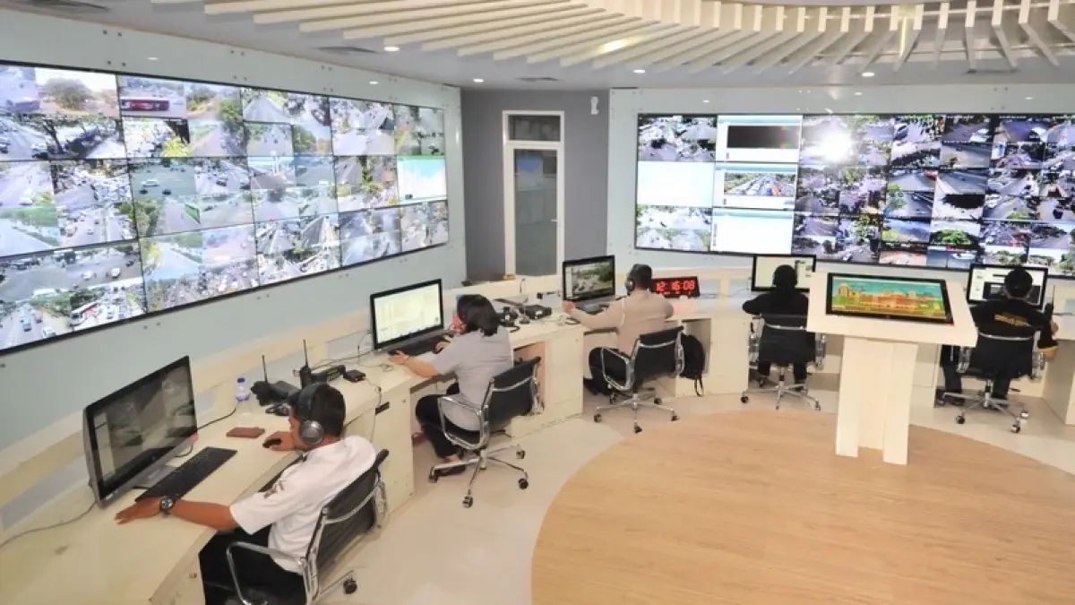 Agar bisa memantau lebih banyak titik di Kota Surabaya, selain menambah CCTV, pemkot juga meminta pengusaha berbagi akses CCTV di luar ruangan. (HUMAS PEMKOT SURABAYA)