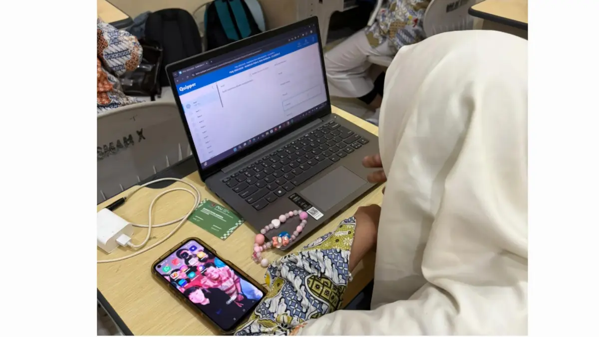 DIBERLAKUKAN: Beberapa sekolah di Surabaya memiliki cara sendiri untuk penggunaan gadget selama proses belajar mengajar.(HUMAS SMAM X/RADAR SURABAYA)
