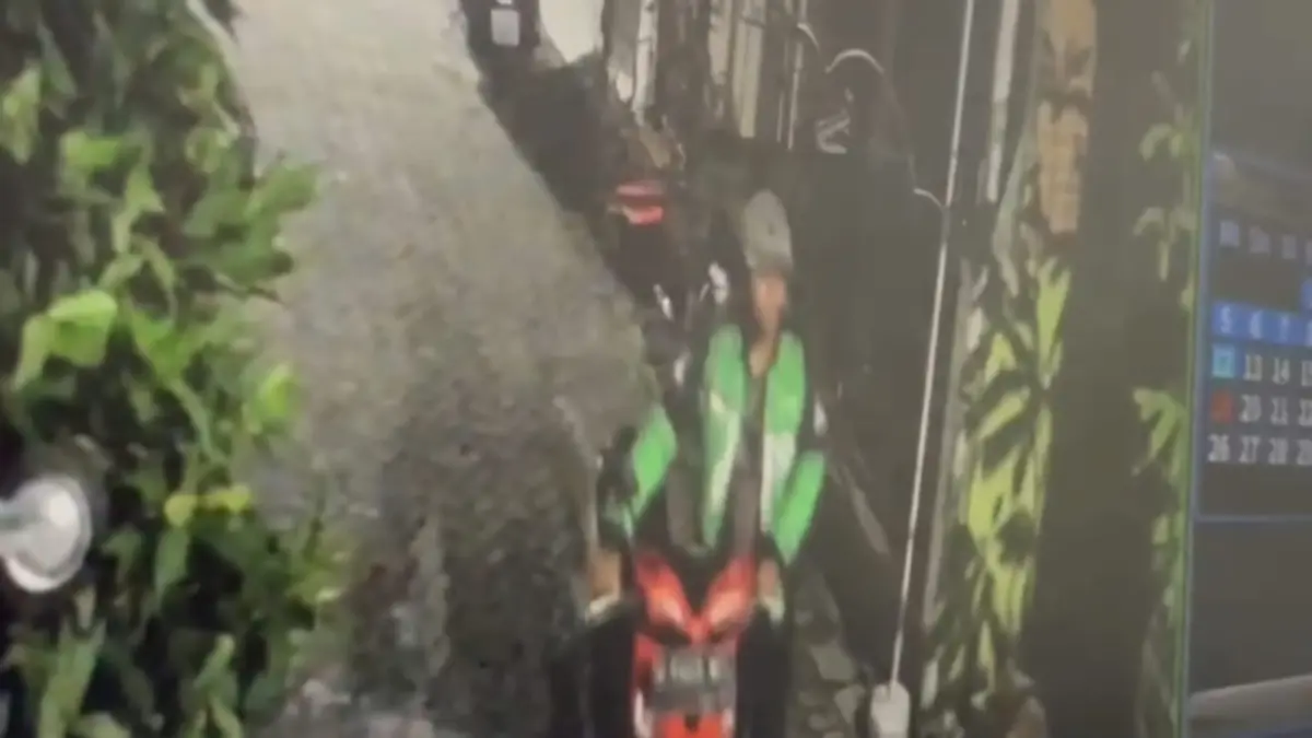 DITANGKAP : Tersangka curanmor berjaket ojol akhirnya diamankan Polsek Sawahan. Ia mencuri motor milik tetangganya di Jalan Petemon Kali, Surabaya. (IST/RADAR SURABAYA)
