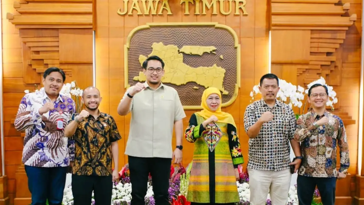 Gubernur Jatim Khofifah Indar Parawansa menerima Stafsus Presiden RI Bidang UMKM dan Teknologi Digital Tiar N. Karbala beserta jajarannya di Gedung Negara Grahadi, Surabaya, Rabu (15/4) malam. (HUMAS PEMPROV JATIM)