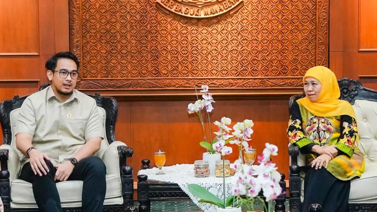 Gubernur Khofifah berdiskusi dengan Stafsus Presiden RI Bidang UMKM dan Teknologi Digital Tiar N. Karbala terkait kolaborasi dan sinergi lintas sektor untuk memajukan UMKM. (HUMAS PEMPROV JATIM)