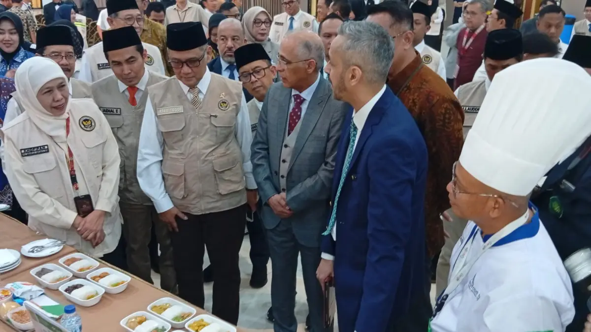 Menteri Haji dan Umrah Mochamad Irfan Yusuf dan Gubernur Jatim Khofifah Indar Parawansa saat pelantikan PPIH dan pengujian makanan selama penerbangan. (Rahmat Sudrajat/Radar Surabaya)