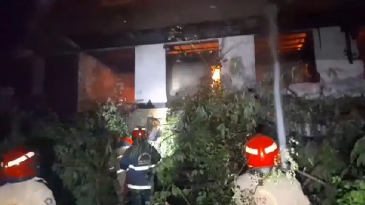MENYALA: Petugas DPKP Surabaya memadamkan api yang membakar rumah kosong di Jalan Bali, Surabaya. (IST/RADAR SURABAYA)