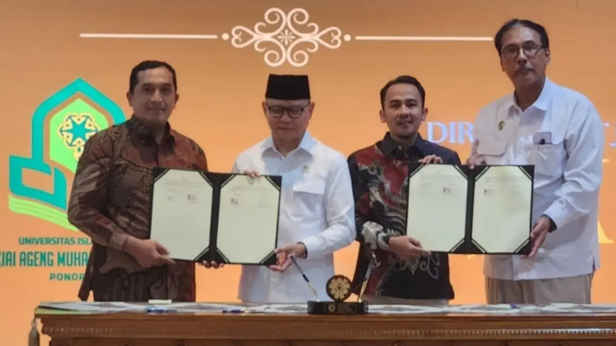 Penandatanganan nota kesepahaman (MoU) antara Menteri P2MI, Mukhtarudin, dengan Wakil Rektor Bidang Riset, Kerja Sama, dan Digitalisasi Umsura, Radius Setiyawan. Upaya memperkuat ekosistem pekerja migran terampil dan berdaya saing global.(UMSURA) 