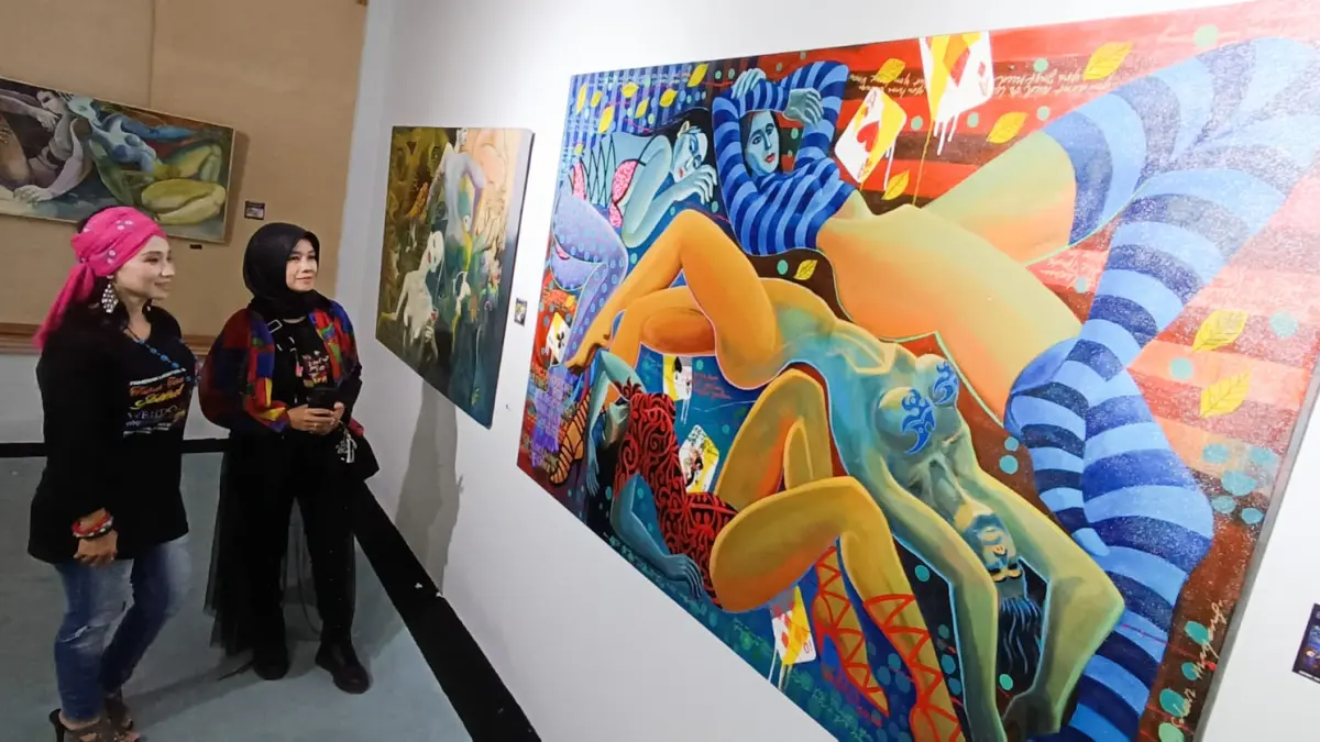 Pengunjung mengamati lukisan karya Welldo Wnophringgo, yang dipamerkan di Galeri Prabangkara, Surabaya. (Andy Satria/Radar Surabaya)
