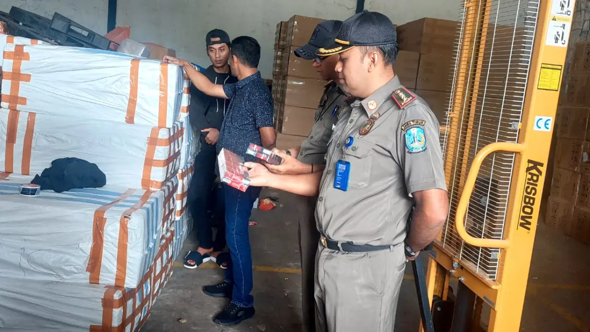 PENINDAKAN: Satpol PP Jatim berhasil menggagalkan peredaran 9 juta batang rokok illegal selama Januari - Maret 2026.(IST/RADAR SURABAYA)