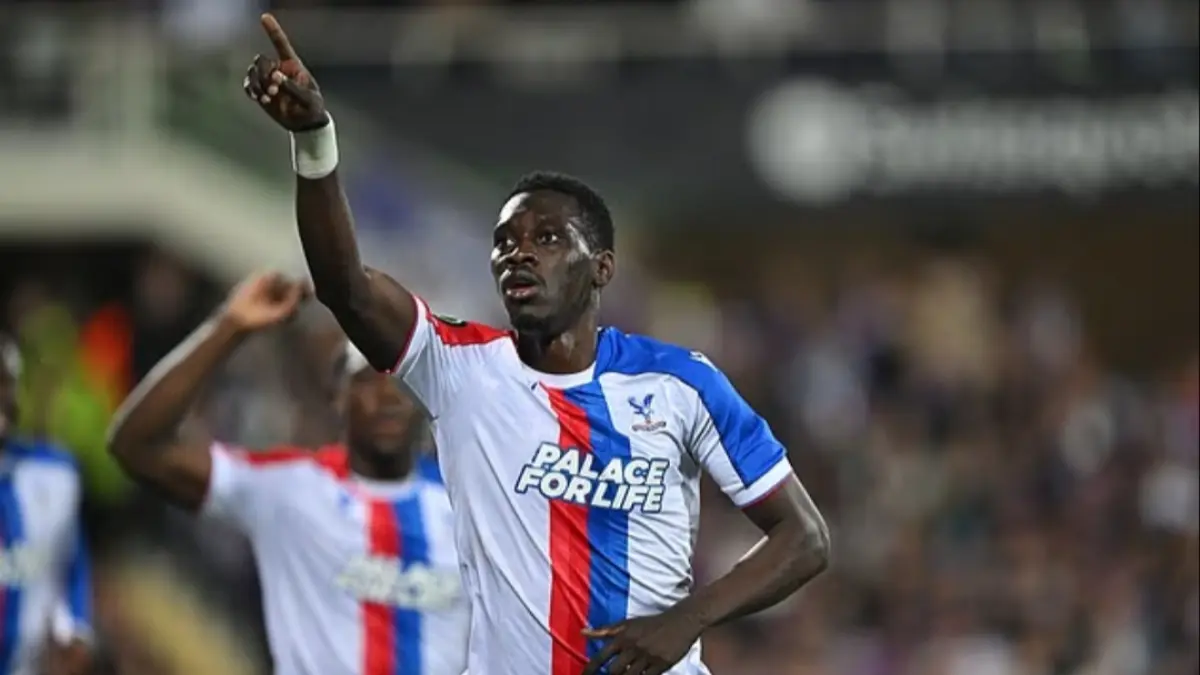 Satu gol Ismaila Sarr sudah cukup membawa Crystal Palace lolos ke semifinal. (Dailymail). 