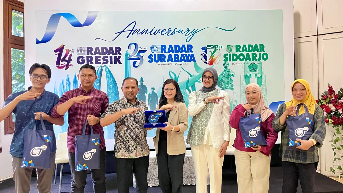 SINERGIS: Direktur Radar Surabaya, Lilik Widyantoro (tiga dari kiri) bersama Head of Marketing Communication OT Group, Verawati (tengah) saat berkunjung ke Kantor Radar Surabaya. (Nurul Afiah/Radar Surabaya)