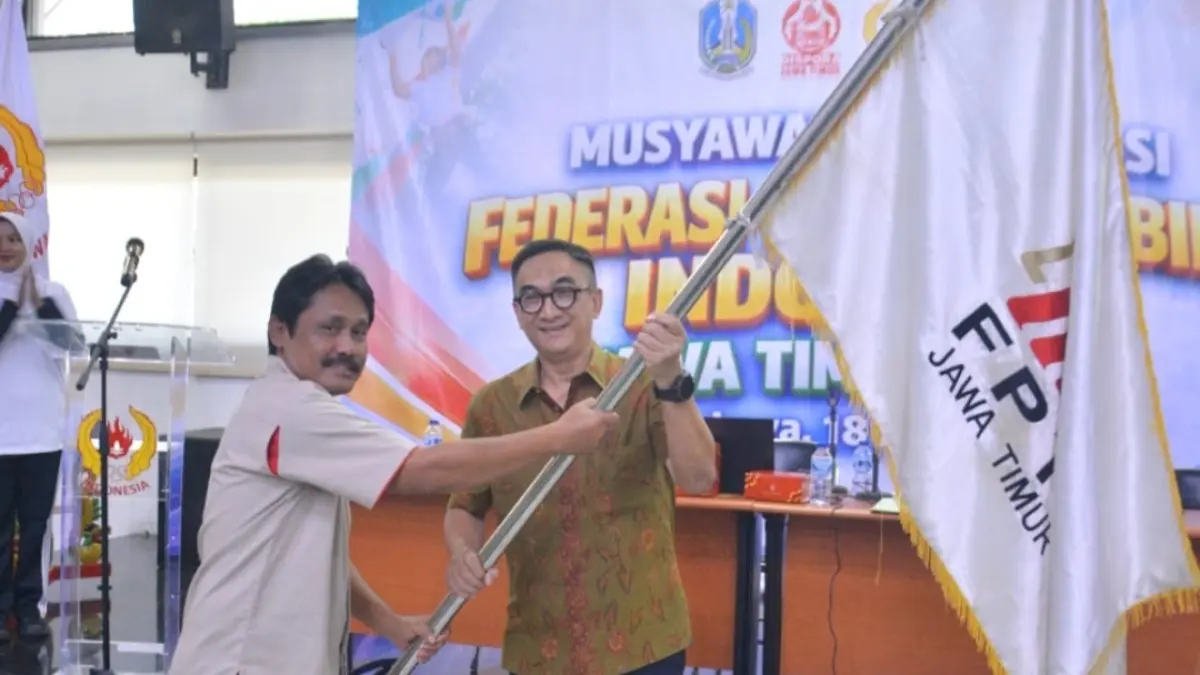 Hengky Irawan (kanan) pimpin FPTI Jatim untuk empat tahun ke depan. 