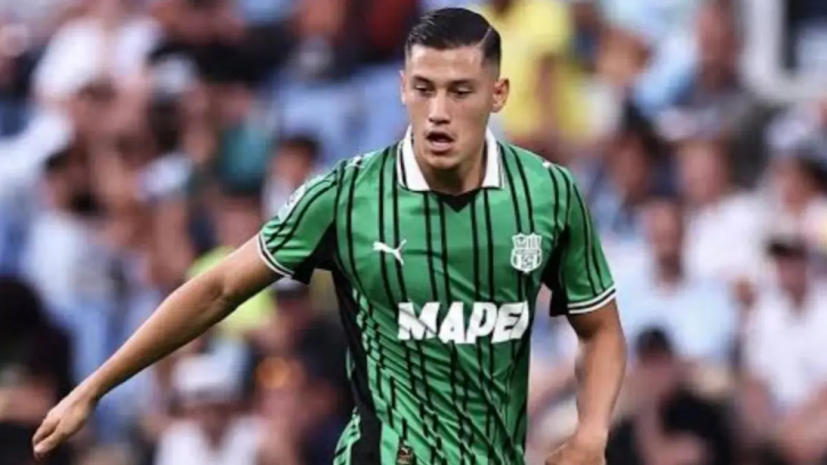 Jay Idzes tampil solid saat Sassuolo mengalahkan Como. (Football Italia) 