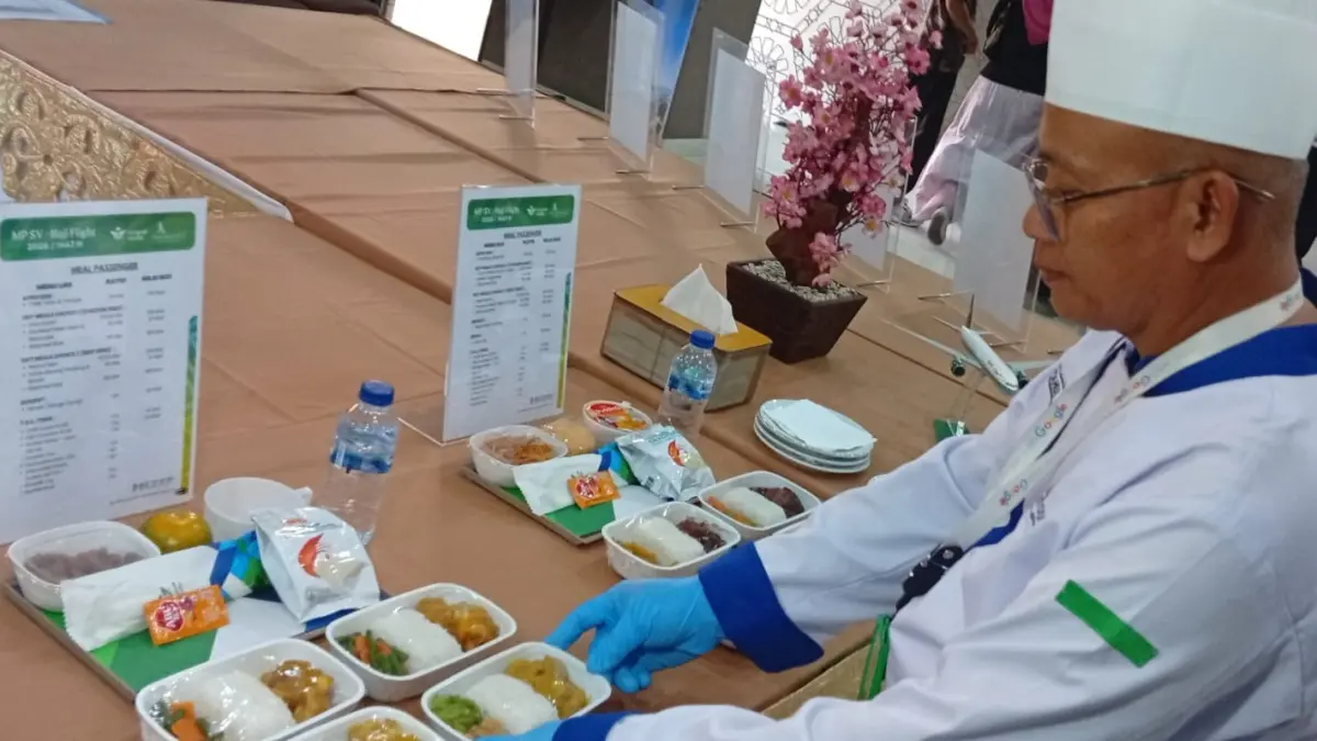 Koki dari pihak ACS selaku penyedia makanan selama penerbangan haji saat melakukan uji kelayakan makanan. (Rahmat Sudrajat/Radar Surabaya)
