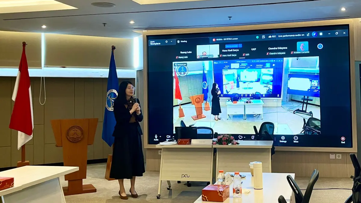 LULUSAN PERTAMA: Dr. Regina Jokom saat melakukan persiapan jelang sidang terbuka disertasi terkait perilaku konsumen dalam sektor pariwisata, Jumat (17/4). (Nurul Afiah/Radar Surabaya)