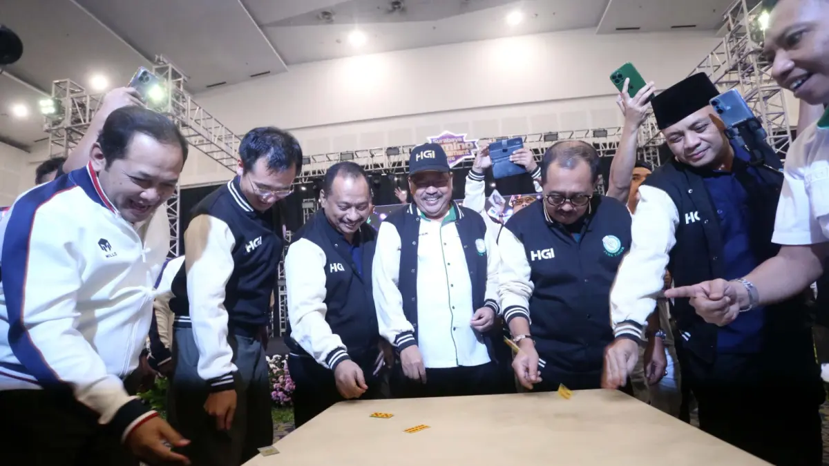 OLAHRAGA: Wakil Wali Kota Surabaya Armuji (tiga dari kanan) bersama PORDI dan KONI membuka Surabaya Domino Tournament 2026.