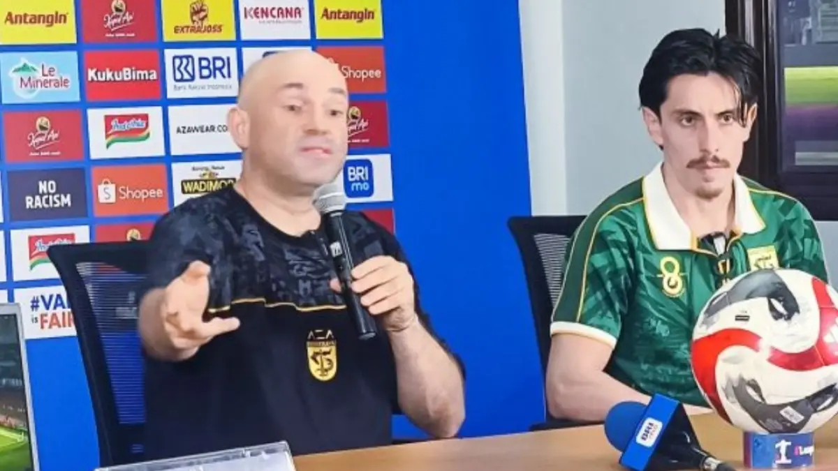 Pelatih Persebaya Bernardo Tavares dan Francisco Rivera saat jumpa pers pascapertandingan. (Antara) 