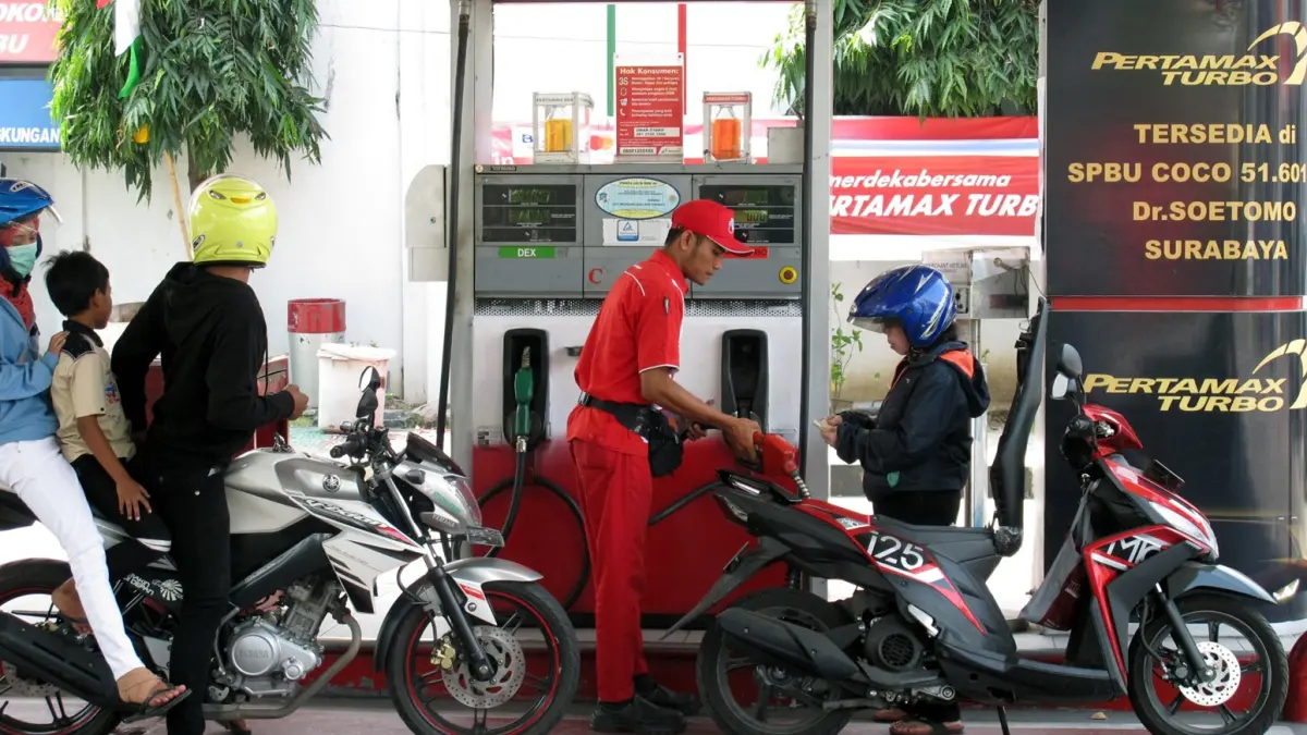 Per hari ini, Sabtu (18/4) Pertamina resmi menaikkan harga BBM nonsubsidi Pertamax Turbo dan Dexlite. (ABDULLAH MUNIR/RADAR SURABAYA)