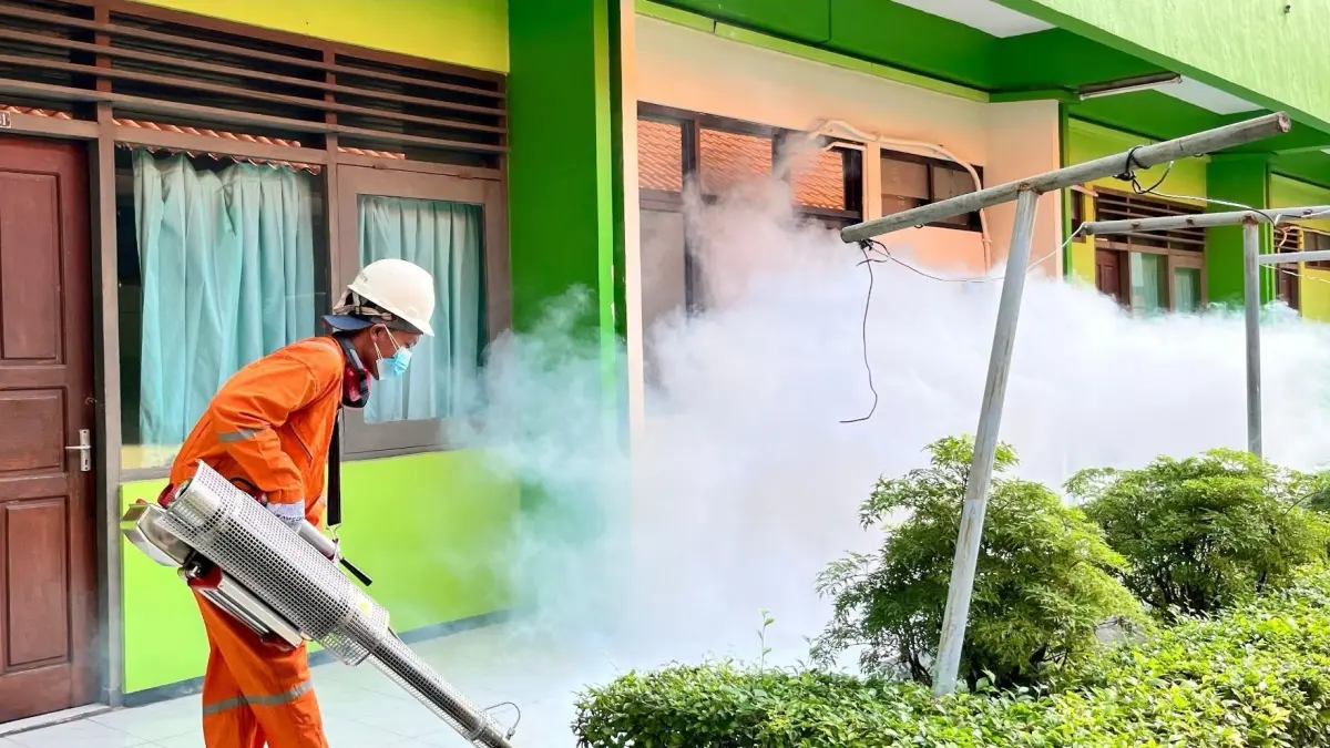 Petugas BBKK Surabaya melakukan fogging di seluruh lingkungan asrama haji jelang operasional haji. (Rahmat Sudrajat/Radar Surabaya)
