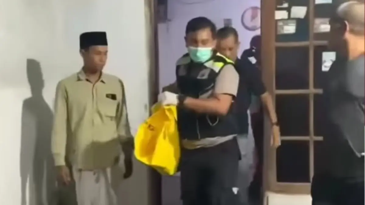 Polisi saat membawa jenazah MA, bocah 4 tahun di Kediri yang meninggal akibat dianiaya neneknya. (Instagram)