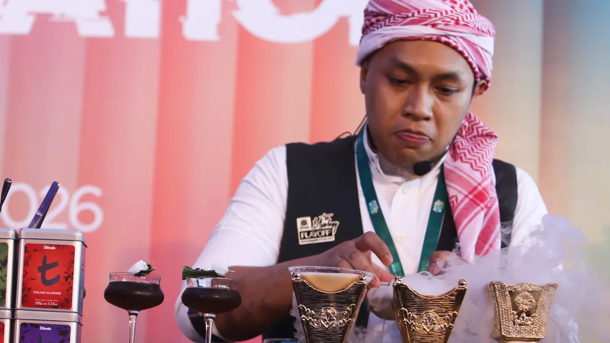 RACIK TEH: Bartender sedang membuat racikan teh yang unik dalam kompetisi mixologi teh di Surabaya. (ANDY SATRIA/RADSR SURABAYA)