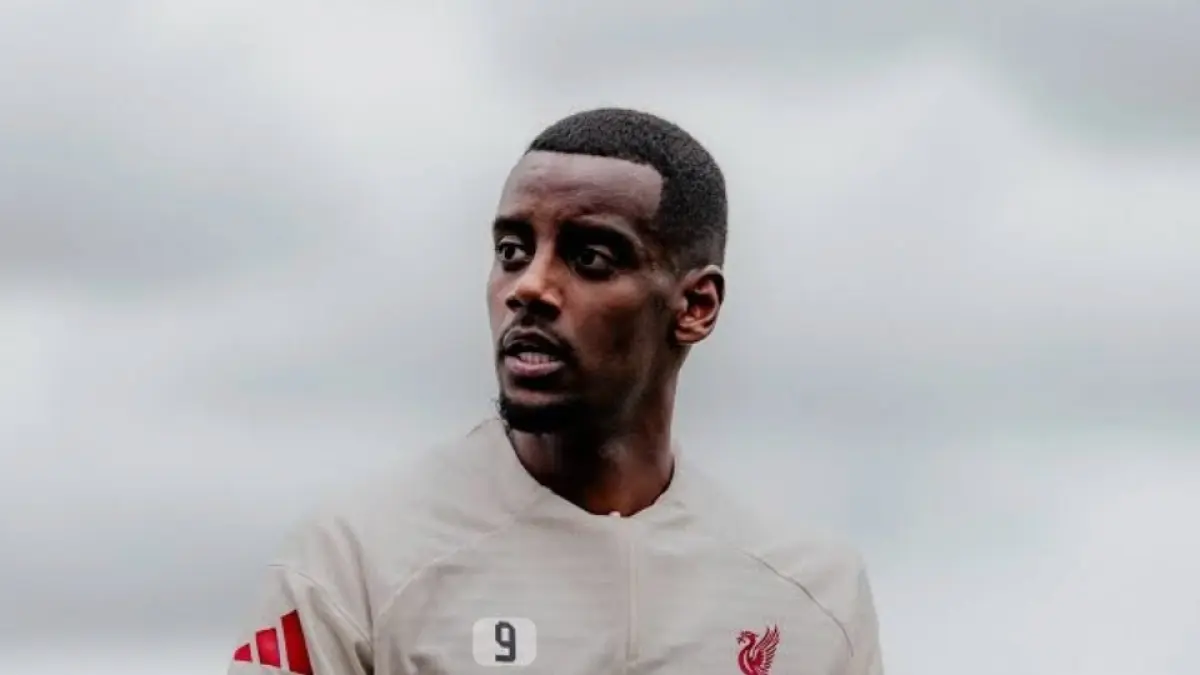 Alexander Isak siap tampil di Derby Merseyside. 
