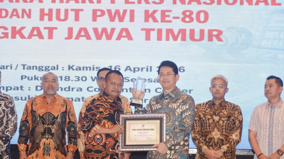 APRESIASI: Direktur Utama Bank Jatim, Winardi Legowomeraih (depan kanan) penghargaan sebagai Tokoh Transformasi Perbankan Daerah dari Persatuan Wartawan Indonesia (PWI) Jawa Timur.