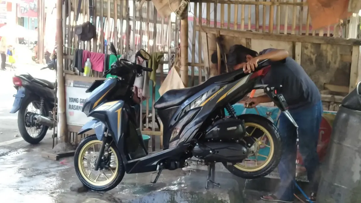 DIBAWA LARI: Motor mahasiswa yang dibawa lari kawanan pelaku di Jalan Karang Menjangan, Surabaya. (IST/RADAR SURABAYA)