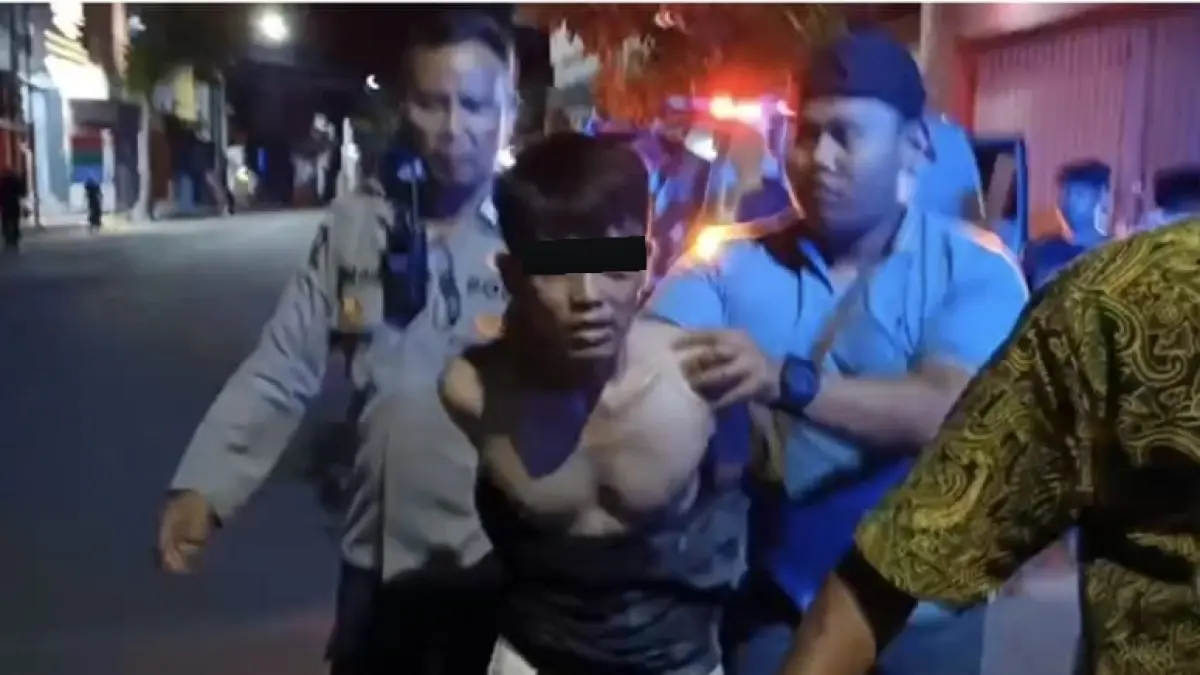 DIGIRING: Pelaku jambret SGR, 27, saat diamankan polisi usai dimassa di Jalan Kraton, Alun-alun Contong, Bubutan Surabaya, Sabtu (18/4) malam. (ISTIMEWA)