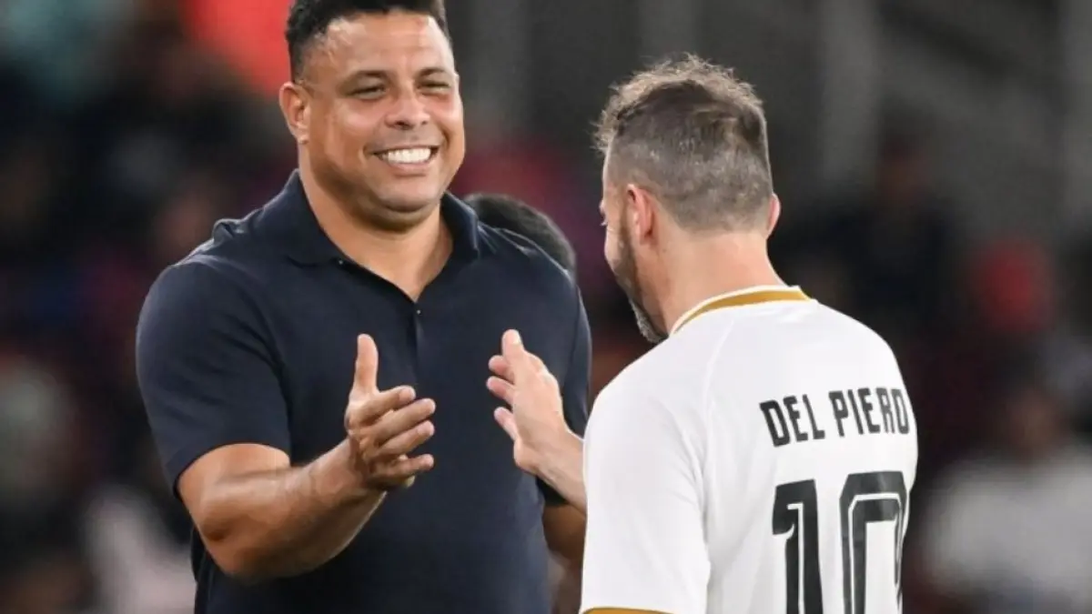 Manajer DRX World Legends Ronaldo Nazario (kiri) melakukan tos dengan pesepak bola Alessandro Del Piero (kanan) saat bertanding melawan tim Barcelona Legends pada pertandingan bertajuk Clash of Legends di Stadion Utama Gelora Bung Karno, Senayan, Jakarta, Sabtu (18/4/2026). Barcelona Legends menang dengan skor 3-0. (ANTARA FOTO/Fauzan/bar) 