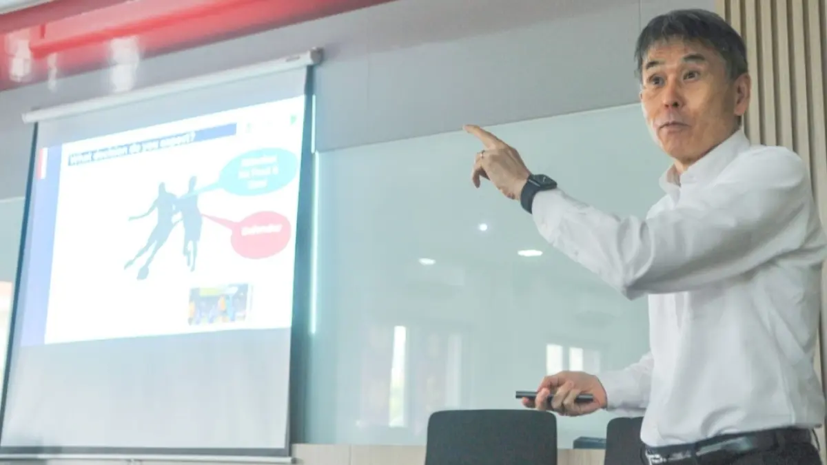 Ketua Komite Wasit PSSI, Yoshimi Ogawa, menjadi nara sumber dalam  Laws of The Game , di Studio Gedung U5 Fakultas Ilmu Keolahragaan dan Kesehatan (FIKK) Unesa.