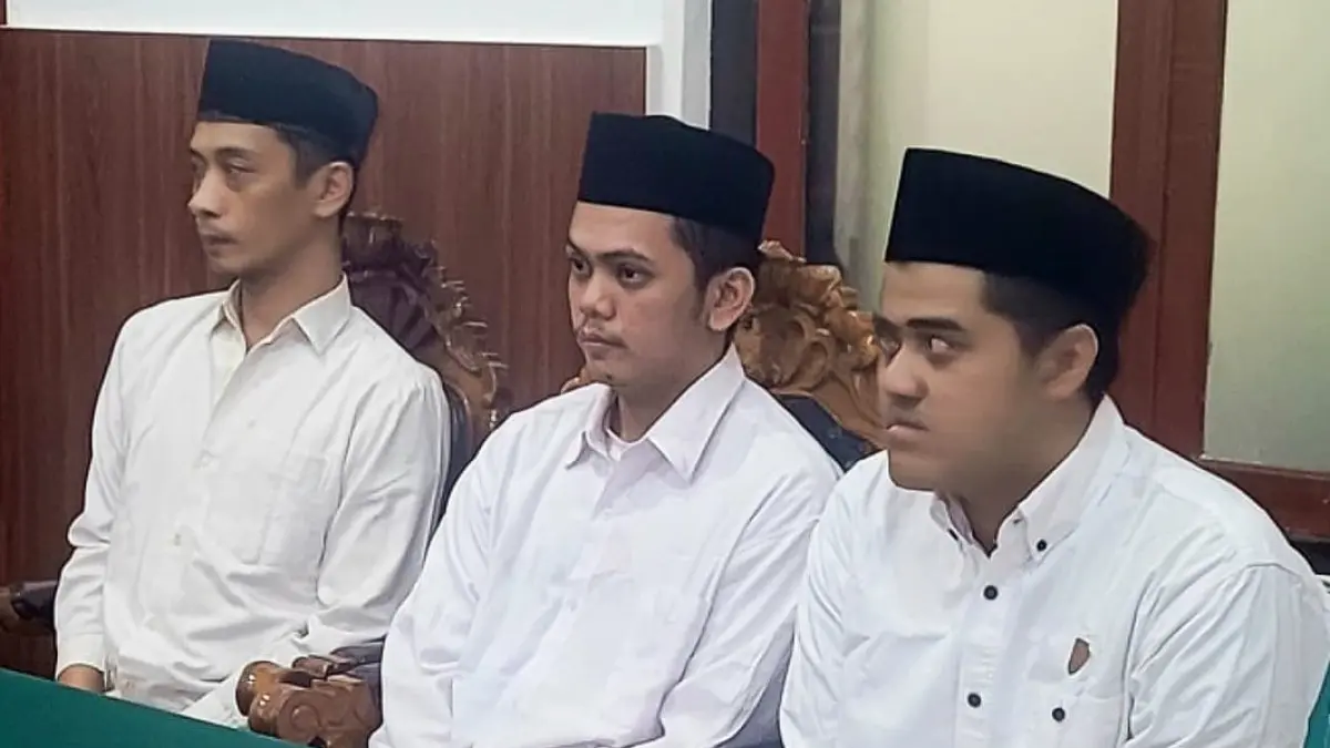 SEKONGKOL: Tiga terdakwa kasus penipuan dengan modus kenalan di aplikasi kencan saat menjalani sidang di PN Surabaya. Mereka menipu korban dan membawa lari mobil Fortuner.(IST/RADAR SURABAYA)