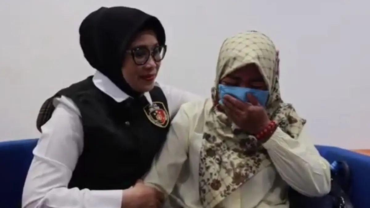 BERHASIL: Dirres PPA dan PPO Polda Jatim Kombes Pol Ganis Setyaningrum menenangkan PMI Asal Malang yang diduga menjadi korban dugaan TPPO.(IST/RADAR SURABAYA)