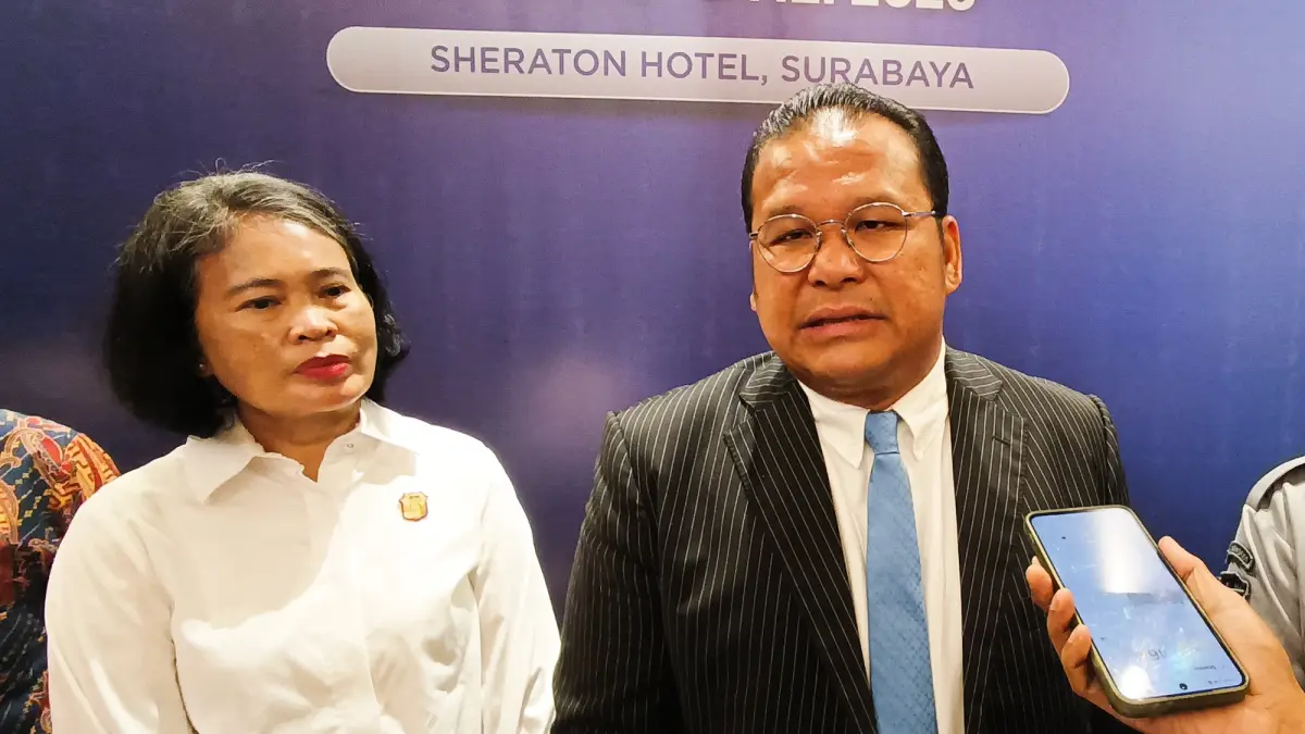 BERI KETERANGAN: Ketua Umum AKPI, Jimmy Simanjuntak (kanan) memberikan keterangan terkait penyelenggaraan Pendidikan Kurator dan Pengurus Angkatan XXXIII di Hotel Sheraton Surabaya. (ANDY SATRIA/RADAR SURABAYA)