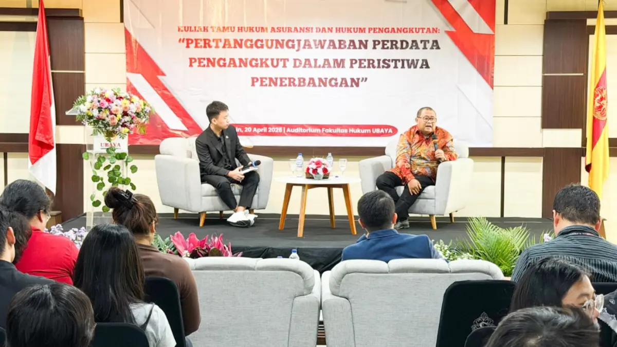 BERI PEMAHAMAN: Praktisi hukum, Columbanus Priaardanto (kanan) menjadi narasumber dalam kuliah tamu bertema Pertanggungjawaban Perdata Pengangkut dalam Peristiwa Penerbangan, di Ubaya, Senin (20/4).(ANDY SATRIA/RADAR SURABAYA)
