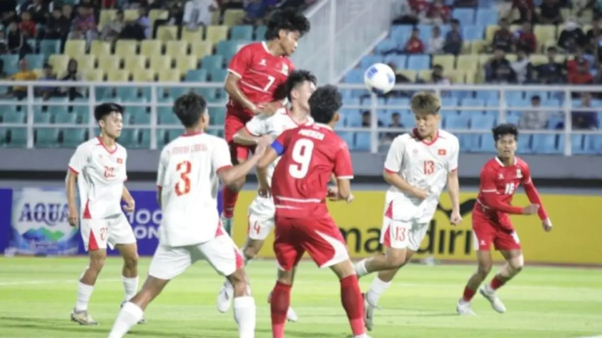 Dava Yunna (tengah) berusaha merebut bola dari pemain Vietnam saat pertandingan babak penyisihan Grup A Piala AFF U-17 2026 di Stadion Gelora Delta Sidoarjo, Jawa Timur, Minggu (19/4) malam.(ANTARA/Umarul Faruq) 