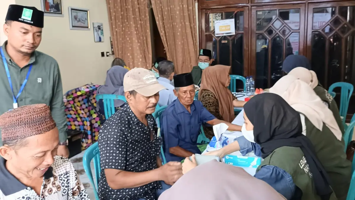 DISERBU WARGA: Layanan pengobatan gratis yang digelar LKNU Surabaya bersama MWCNU Semampir disambut antusias masyarakat, yang memanfaatkan kesempatan untuk memeriksakan kesehatan sekaligus mendapatkan edukasi medis.(IST/RADAR SURABAYA)
