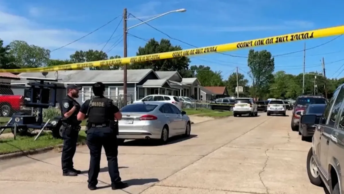 Garis polisi dipasang di sekitar lokasi penembakan massal di Shreveport, Louisiana, yang menewaskan delapan anak. (PBS News)