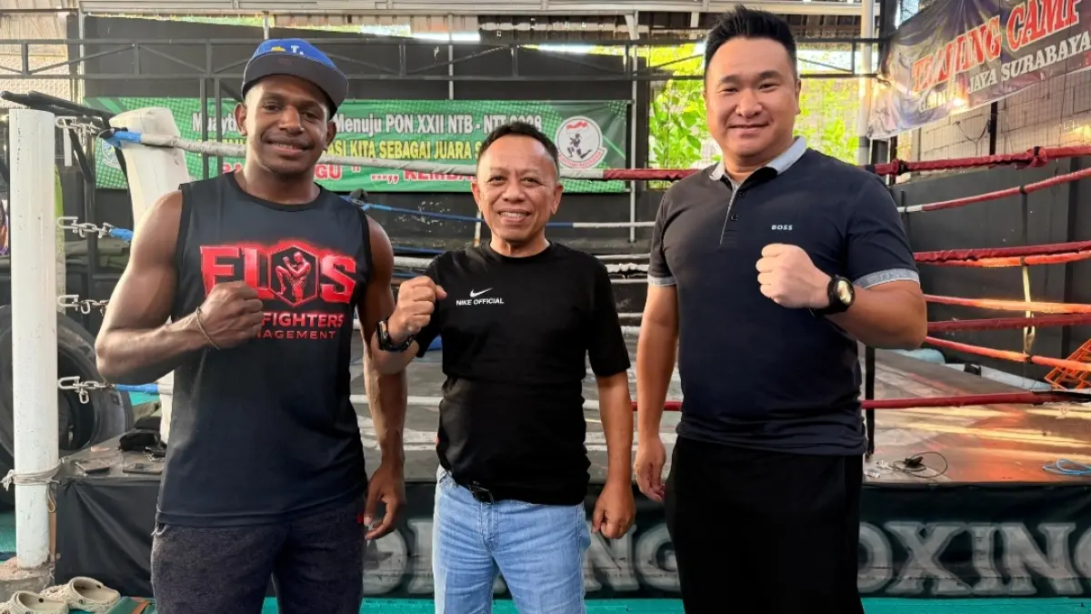 Ketua Muaythai Surabaya Hendry Lianto (kanan) bersama Ketua Muaythai Jawa Timur Baso Juherman (tengah). 