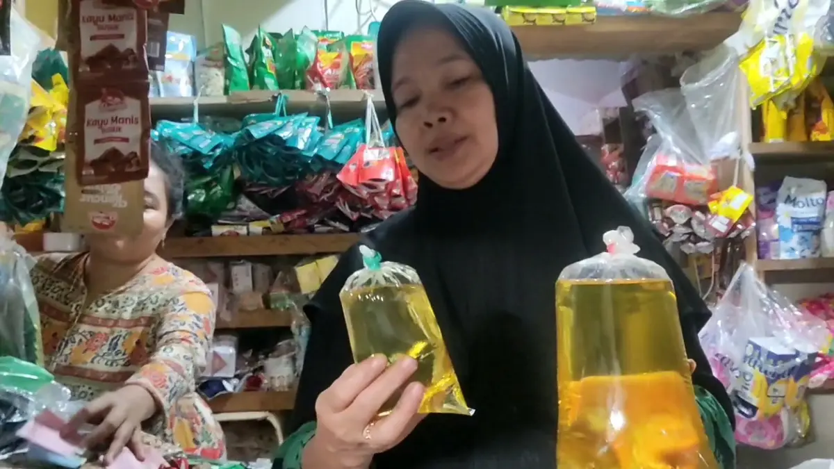 Pedagang minyak goreng di pasar tradisional mengeluh harga yang naik hingga Rp 23 ribu per liter. (Rahmat Sudrajat/Radar Surabaya)