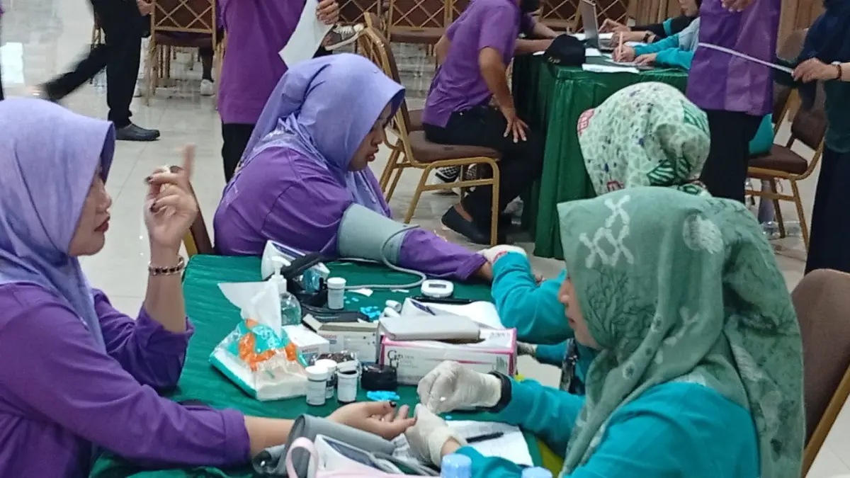 Penjamah makanan saat menjalani pemeriksaan kesehatan. (Rahmat Sudrajat/Radar Surabaya)