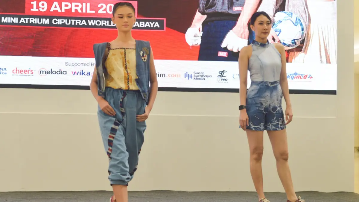 PERPADUAN WASTRA: Model memeragakan busana sport wear yang dipadukan dengan wastra nusantara, jelang gelaran Surabaya Sport Fashion Festival 2026. (ANDY SATRIA/RADAR SURABAYA)