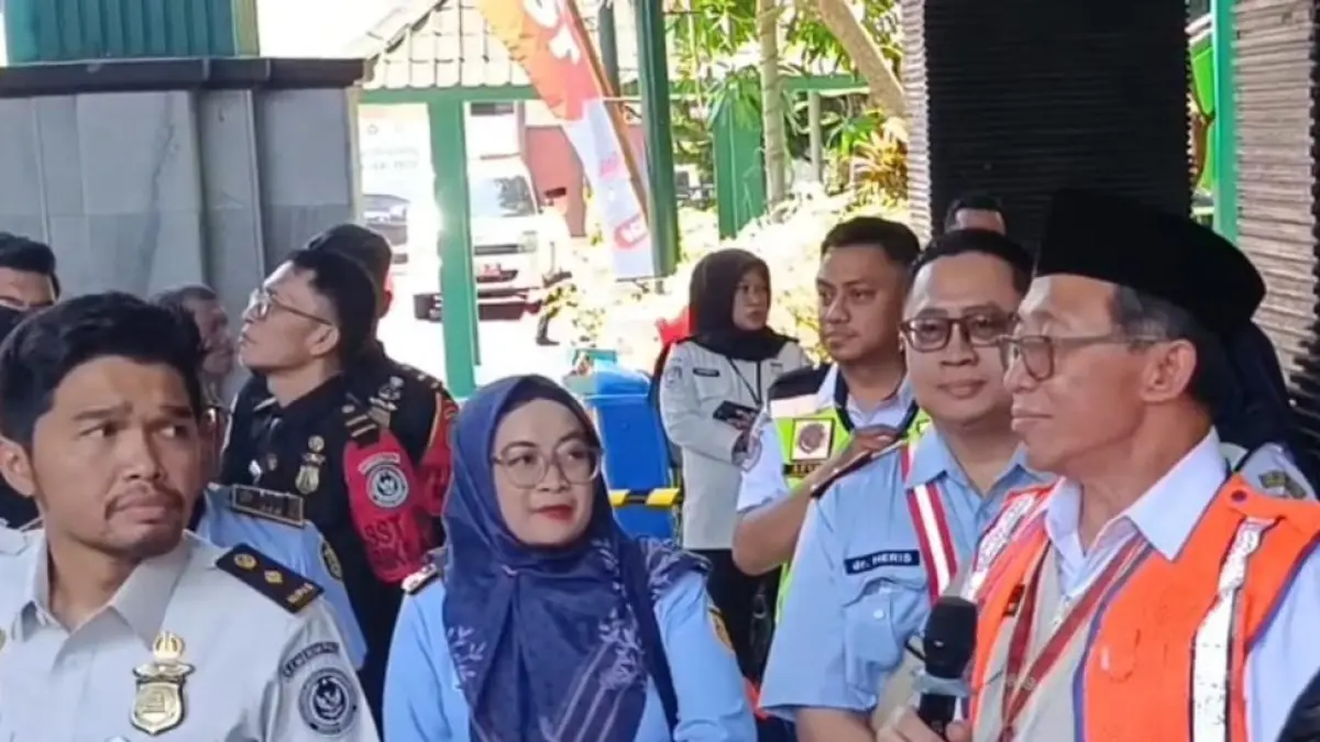 
PERSIAPAN: PPIH Embarkasi Surabaya melakukan simulasi menjelang kedatangan kloter awal calon jemaah haji, Selasa (21/4). (Rahmat Sudrajat/Radar Surabaya)
