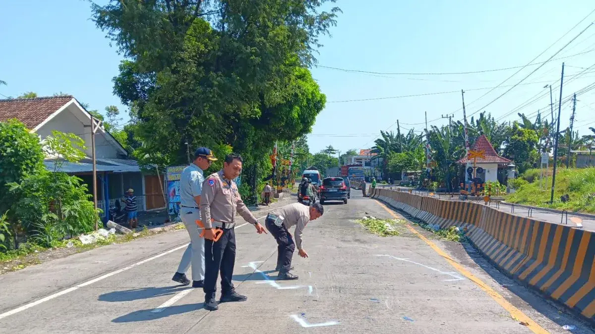 Polisi melakukan olah TKP kecelakaan maut di Malasan Wetan, Probolinggo. (IST)