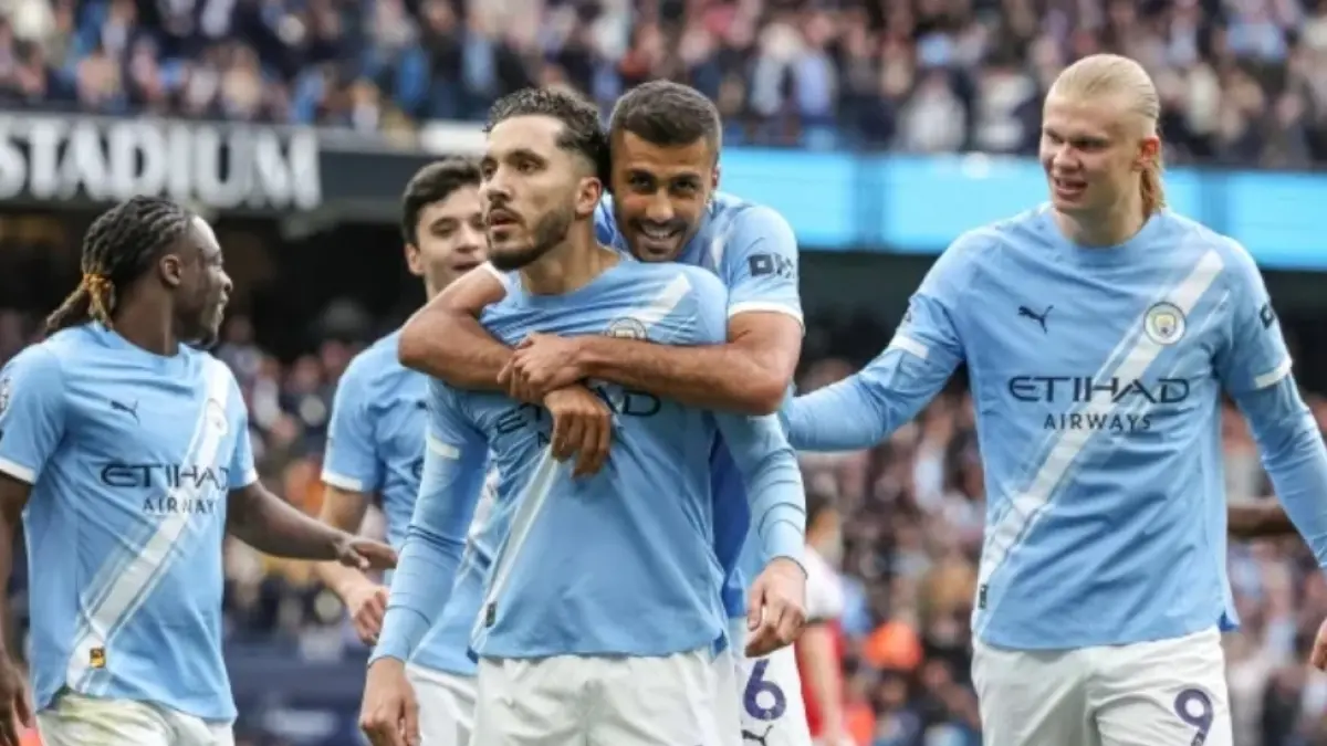 Rayan Cherki pencetak gol pertama Manchester City. (Sportmole). 