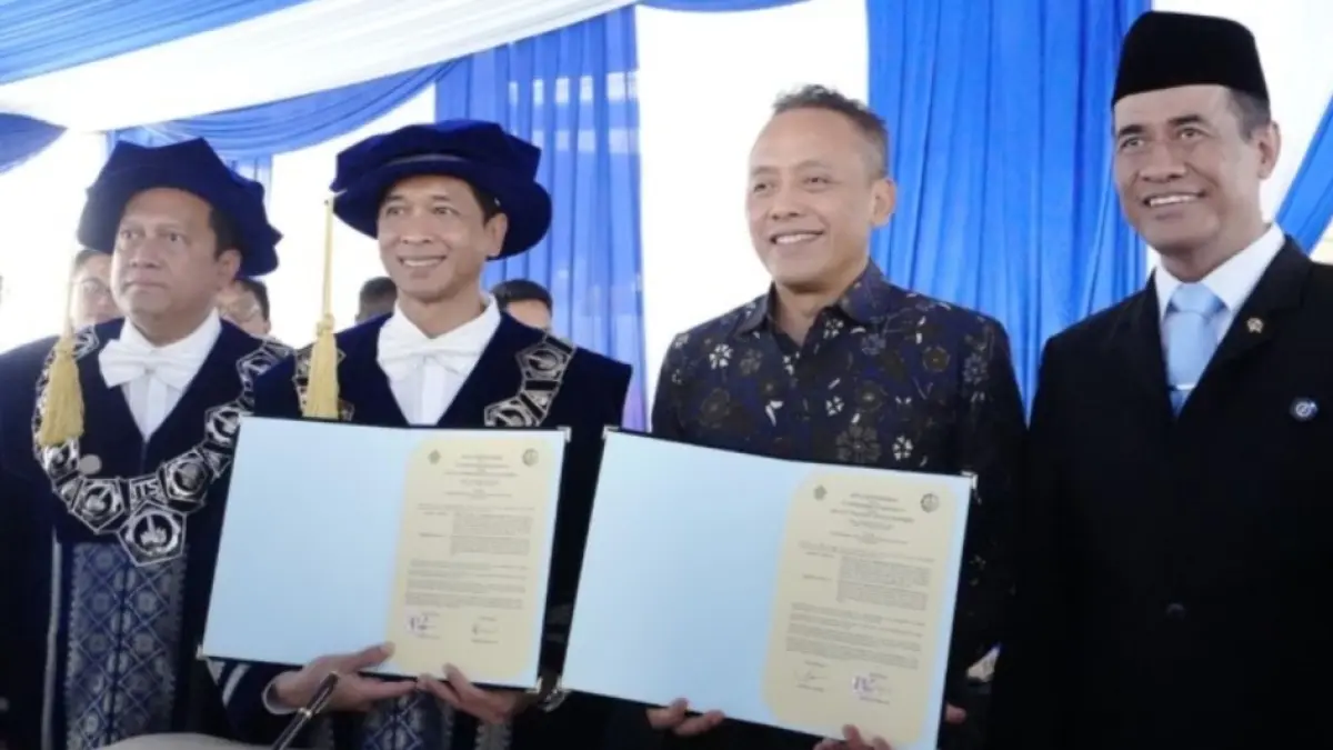 Rektor ITS Prof Dr Bambang Pramujati (dua dari kiri)  usai menandatangani MoU dengan PTPN IV yang disaksikan oleh Menteri Pertanian RI Andi Amran Sulaiman (kanan) di kampus setempat, Minggu (19/4). (Humas ITS) 