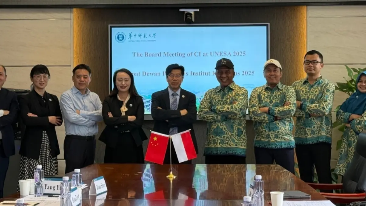 Rektor Unesa, Prof. Nurhasan, bersama Wakil Rektor CCNU, Wu Tong, saat penandatanganan nota kesepahaman (MoU) di Gedung Rektorat CCNU, Tiongkok.