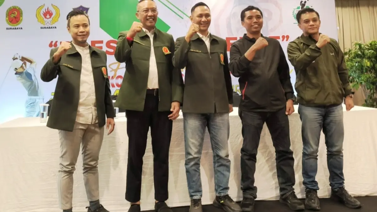 Syamanta Novan (tengah) bersama Henry Darmawan (dua dari kiri) dan Arderio Hukom (kanan) menjelaskan PGI Surabaya akan menggelar program Surabaya Wani Series untuk menjaring atlet junior berprestasi yang dipersiapkan memperkuat event Porprov 2027. 