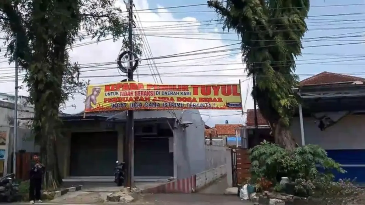 Warga Kampung Kebon Kembang RT 05 RW 05, Kecamatan Cipedes, Kota Tasikmalaya memasang spanduk imbauan antituyul. (Detikcom)