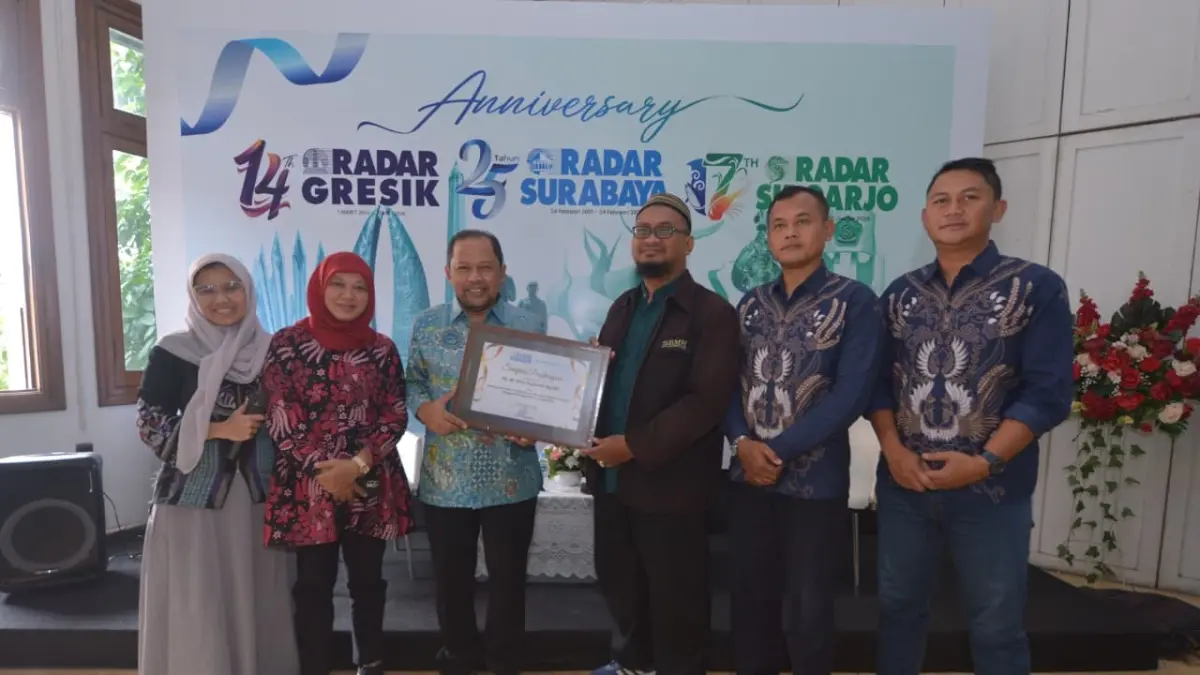 APRESIASI: Direktur Radar Surabaya, Lilik Widyantoro (tiga dari kiri) menyerahkan penghargaan kepada Hj. dr. Rini Yulianti, Sp.OG diwakili Manager BMH Unit Sidoarjo, S. Abdul Karim. (ANDY SATRIA/RADAR SURABAYA)